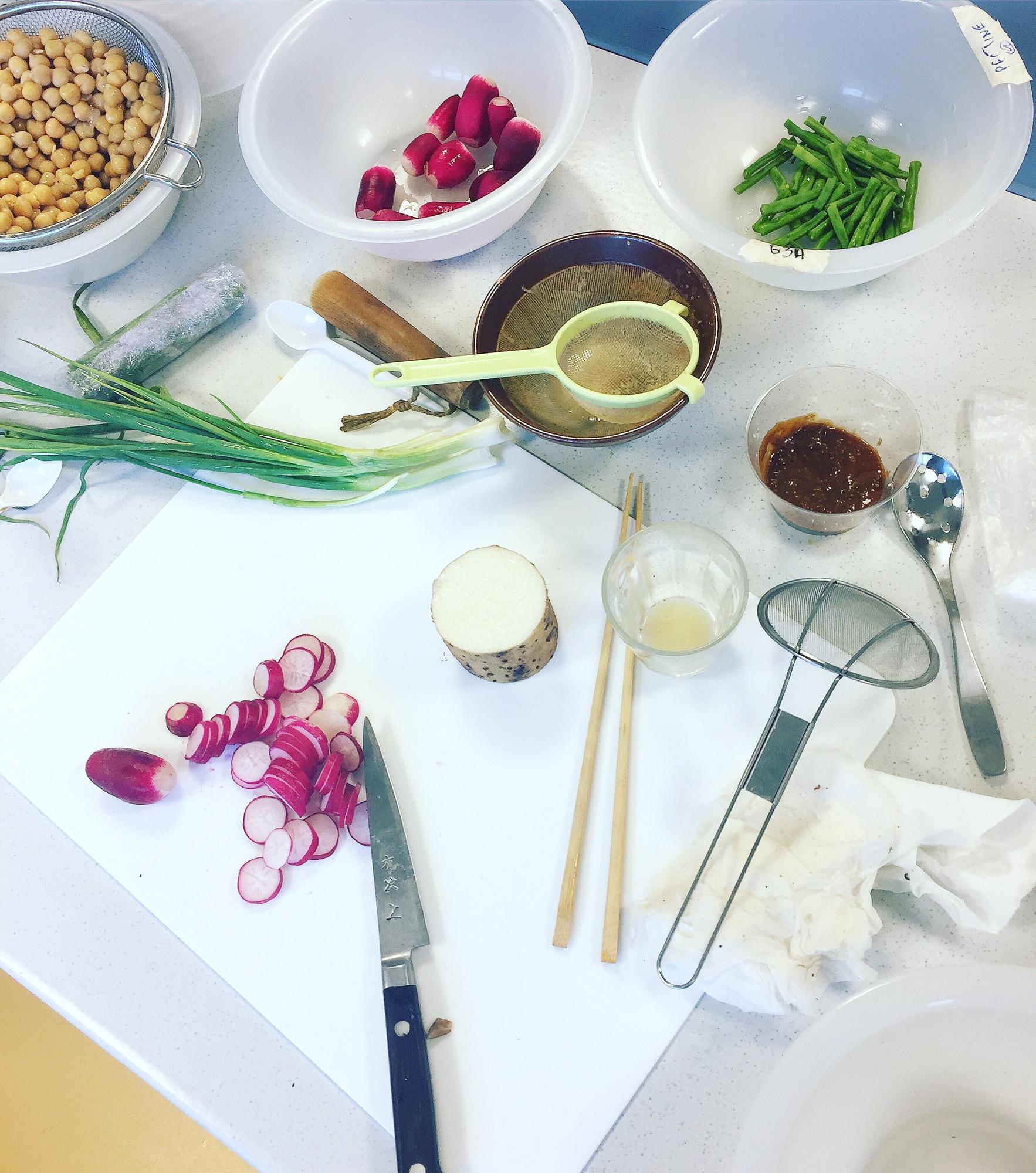 Set di utensili e ingredienti freschi disposti per una lezione